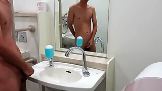 Японский парень голый и писают в туалете