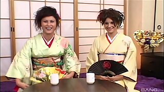 Sexo grupal caliente con traviesas japonesas nenas Sakura Scott & sayuri