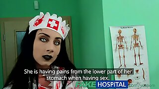 Il paziente fakehospital condivide il cazzo del dottore con l'infermiera zombie di halloween