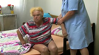 Rijpevrouw vrouw gebruikt dildo op mollig opoe