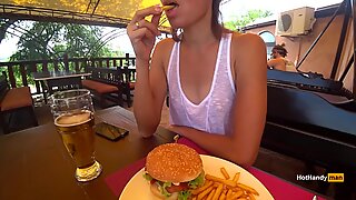 Comendo hambúrguer e um display-se no café camiseta transparente no soutien (teaser)