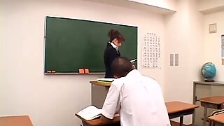 Elemelerdeki öğretmen Nami Kimura genç bir öğrenciye saldırıyor - daha fazlası slurpjp.com'da