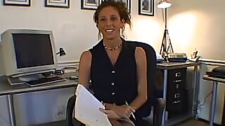 Salacious възрастни жени с млади момчета in sexy дамско бельо swallows sperma after milking a penis in the office