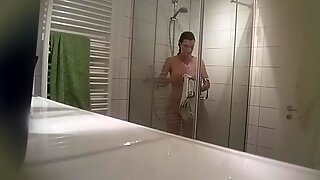 Ничего не подозревающая девушка принимая душ записала