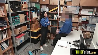 Жена служител по сигурността се прецаква от колегата си