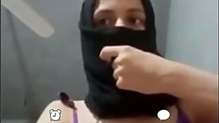 Vakker muslimsk rask ridning kuk for penger