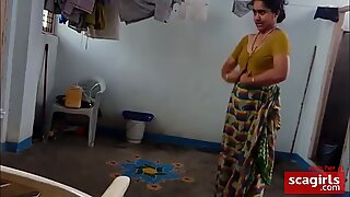 Hindú con peludas axilas viste sari después del baño