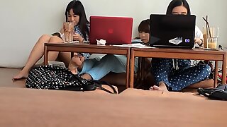 Pied nu candide de 2 filles japonaises et une autre fille asiatique