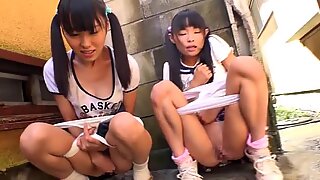 Malinká japonky školačka jedí Zmrzlina