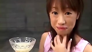 Japanischer Teenager trinkt Trophäenbecher voller Sperma (teilweise beschleunigt)