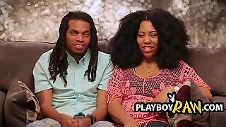 Las parejas de principiantes se reúnen en la gran mansión de Playboy y se bajan mientras tienen sexo grupal.