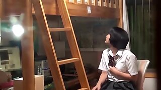 Азијски студент соло трља