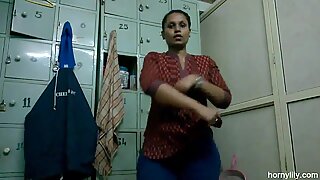 Indisk college-tjej byter sportkläder efter gym hemmagjord