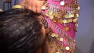 Nasty indiens poulette paglia se fait baiser chaudement en position côte à côte