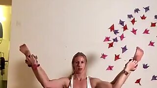Yoga femme mûre, sport pied-de-biche, culos pied-de-biche y godemiché