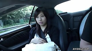 Japansk brunette Karin Asahi suger diller i bil ucensoreret.