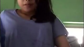 Aziatisch meisje valerie flitst en vingert zichzelf deel 2