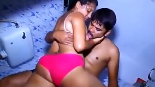 Muchacha caliente y sexy tomando un baño con novio south indias en el baño sex video principiante cámara