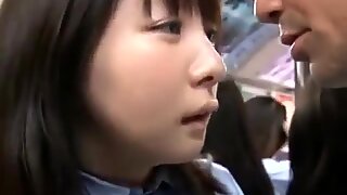 Asiatisk skolejente blir knullet på en buss