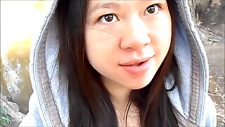 Азиатки момиче суче хуй в публичен парк