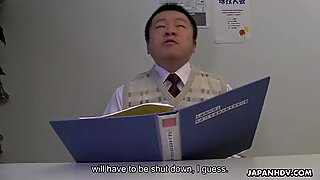 Asyalı kız öğrenci, Sayaka Aishiro eğitimcisine oral seks yapıyor, sansürsüz