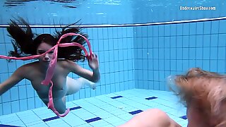 Pod wodą gorące dziewczyny pływanie nago