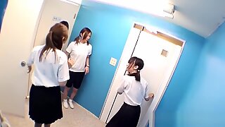 Japanische Teenies strömen zum Pinkeln