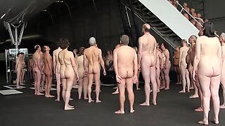 Inggris nudis orang di grup 2